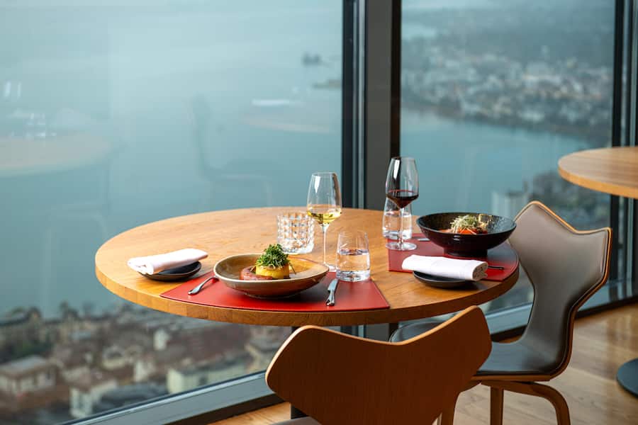 Hier ist die Wurst zu Hause: Sternekoch Décotterd bereitet eine Saucisse aux choux vaudoise AOP mit einem Rauchauflauf zu.