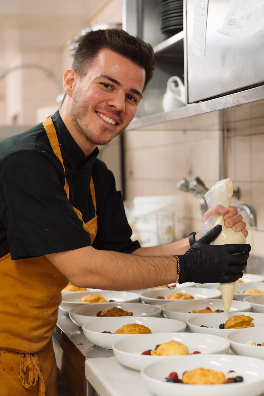 Spyro Aetopoulos, Patissier Hotel National Zermatt - Kitchen around Tour - Zermatt Tourismus - Januar 2024 - Copyright Olivia Pulver