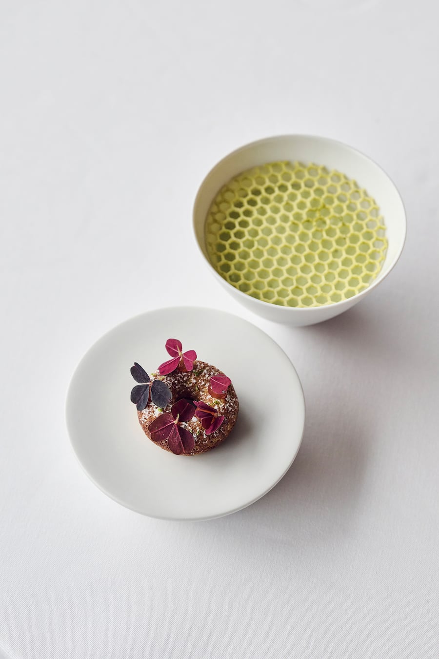 Alice Srancanelli - Brotcreme mit Bier, Butter, Rahm, kandierter Ingwer, Estragon-Eis, Pistache-Crumble, Joghurt-Estragon-EspumaPistazien-Donut, gefüllt mit Yuzucreme, Trauben-Gel