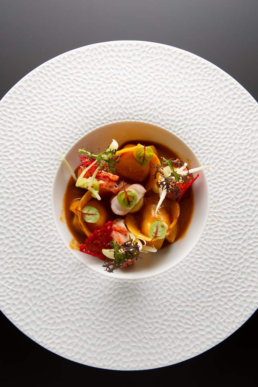 Ravioli gefüllt mit Ricotta, Hummer, Koralle, knusprigem Fenchel