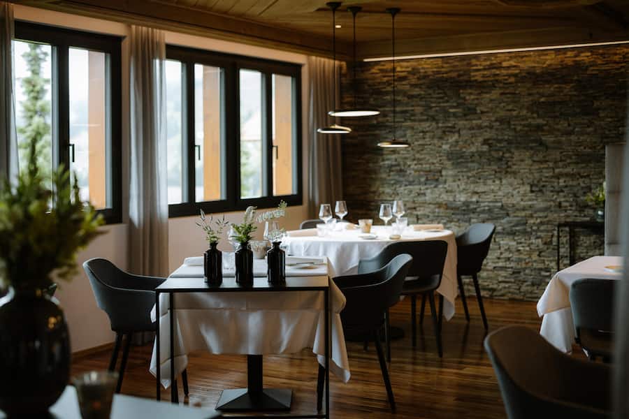 Modern, schlicht, edel: So präsentiert sich der Augenschein in die neue «Stuba» des Restaurants Alpenblick in Adelboden. Foto: Anja Zurbrügg Foto HO, Byline Anja Zurbrügg