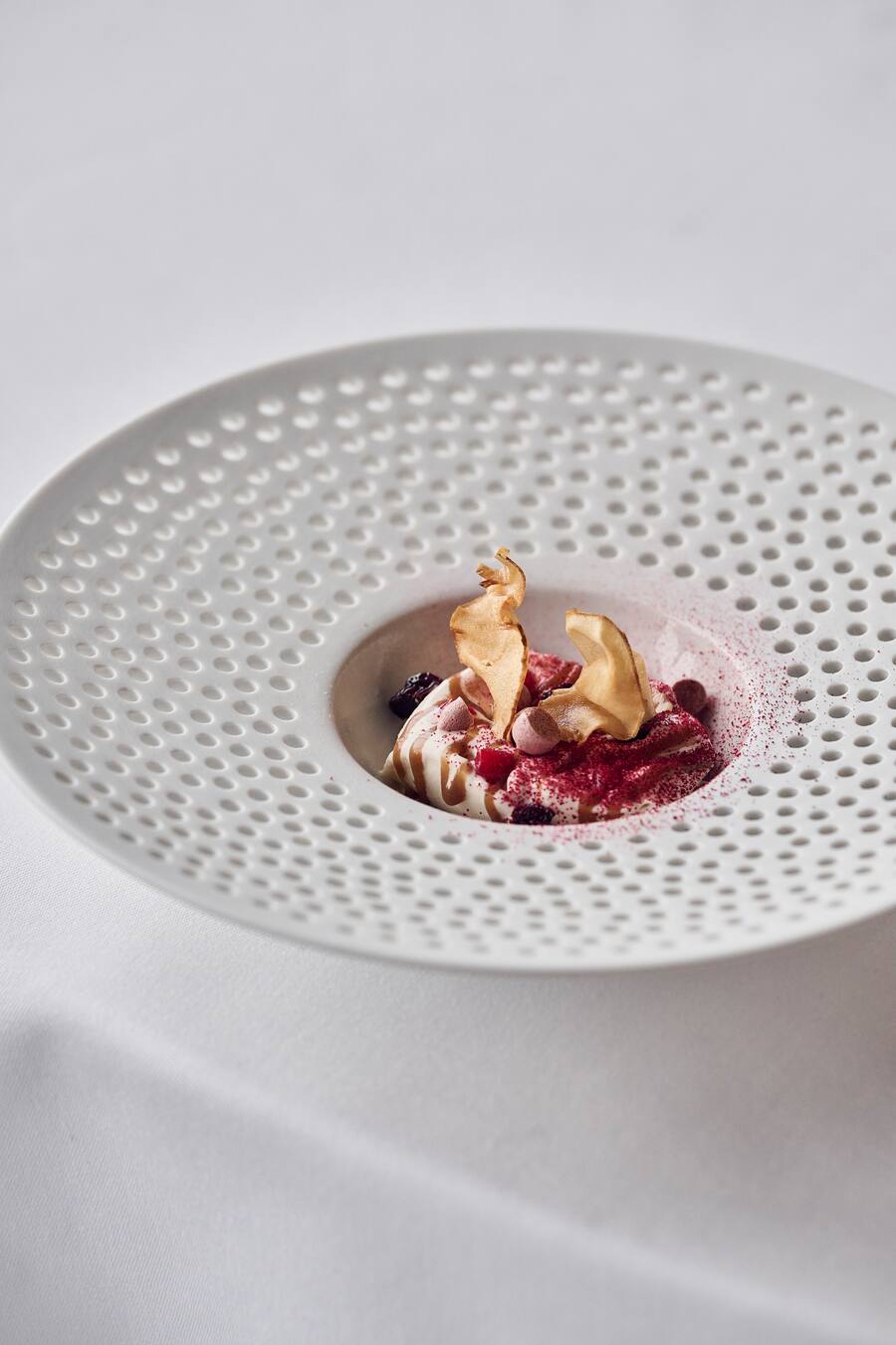 Alice Srancanelli - Mc Flurry: Eis aus frittierten Topinanbur, Toffee, Meringue, Sauerkirsche-Umeboshi-Gel, Eingemachte getrocknete Sauerkirschen