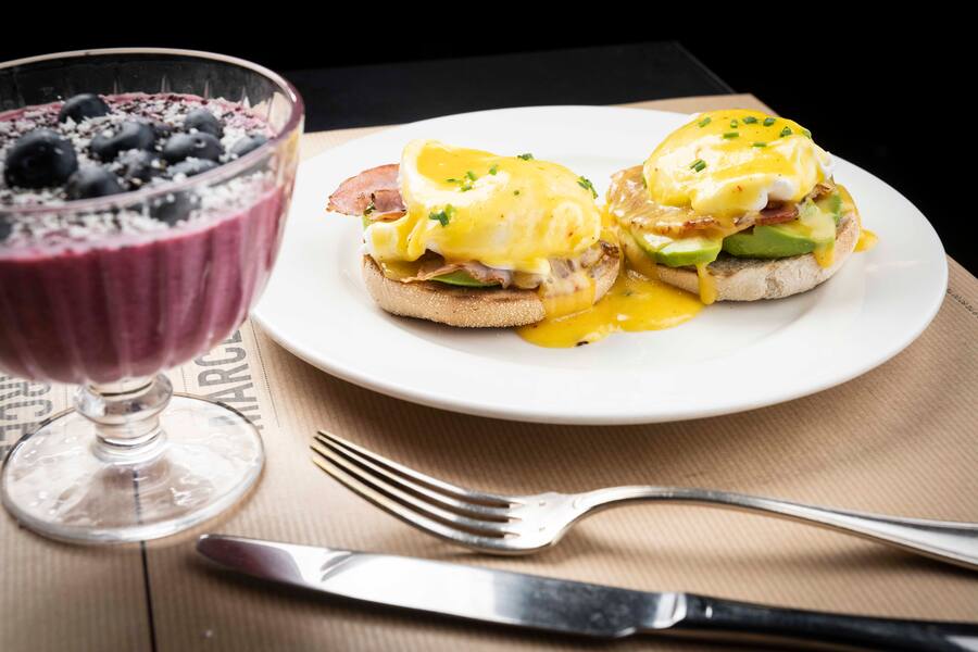 Le restaurant "Marcel" place de Rive à Genève.ici super healthy bowl et Oeufs bénédictebacon&avocat.