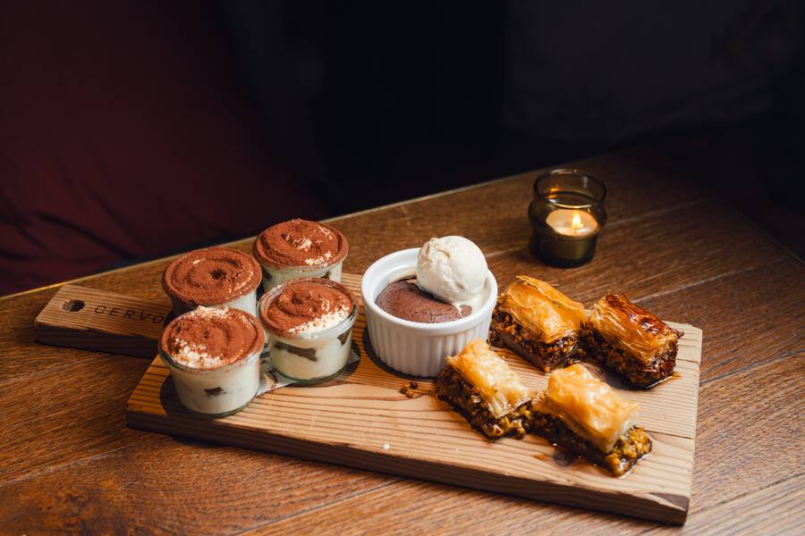 Tiramisu, Schokoladenküchlein mit flüssigem Kern und Vanilleglace, Baklava - Bazaar, Cervo - Horugüet Tour - Winter Edition - Taste of Zermatt - Zermatt Tourismus - Januar 2024 - Copyright Olivia Pulver