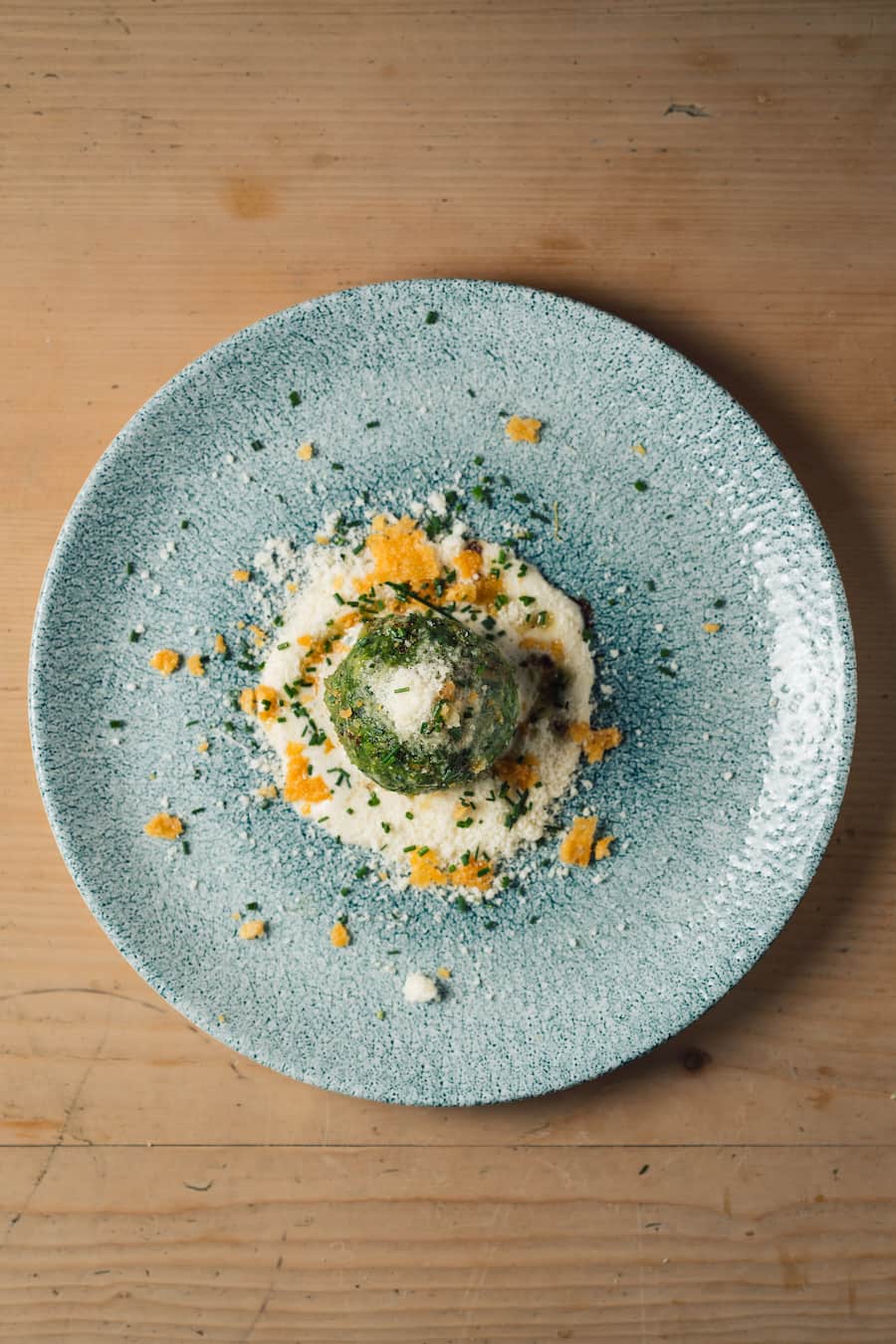 Spinatknödel mit Fondue-Kern und Nussbutter-Schaum - @paradise - Horugüet Tour - Winter Edition - Taste of Zermatt - Zermatt Tourismus - Januar 2024 - Copyright Olivia Pulver