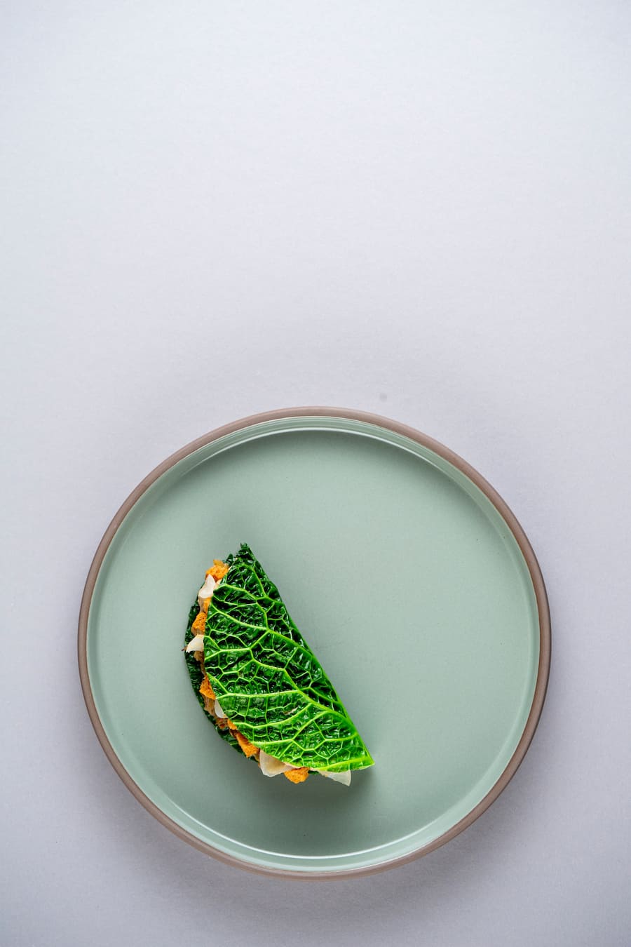 Wirsingtaco – Ein Ragout vom Wildschwein aus Frick, Waldpilzcreme, Croutons, Perlzwiebeln