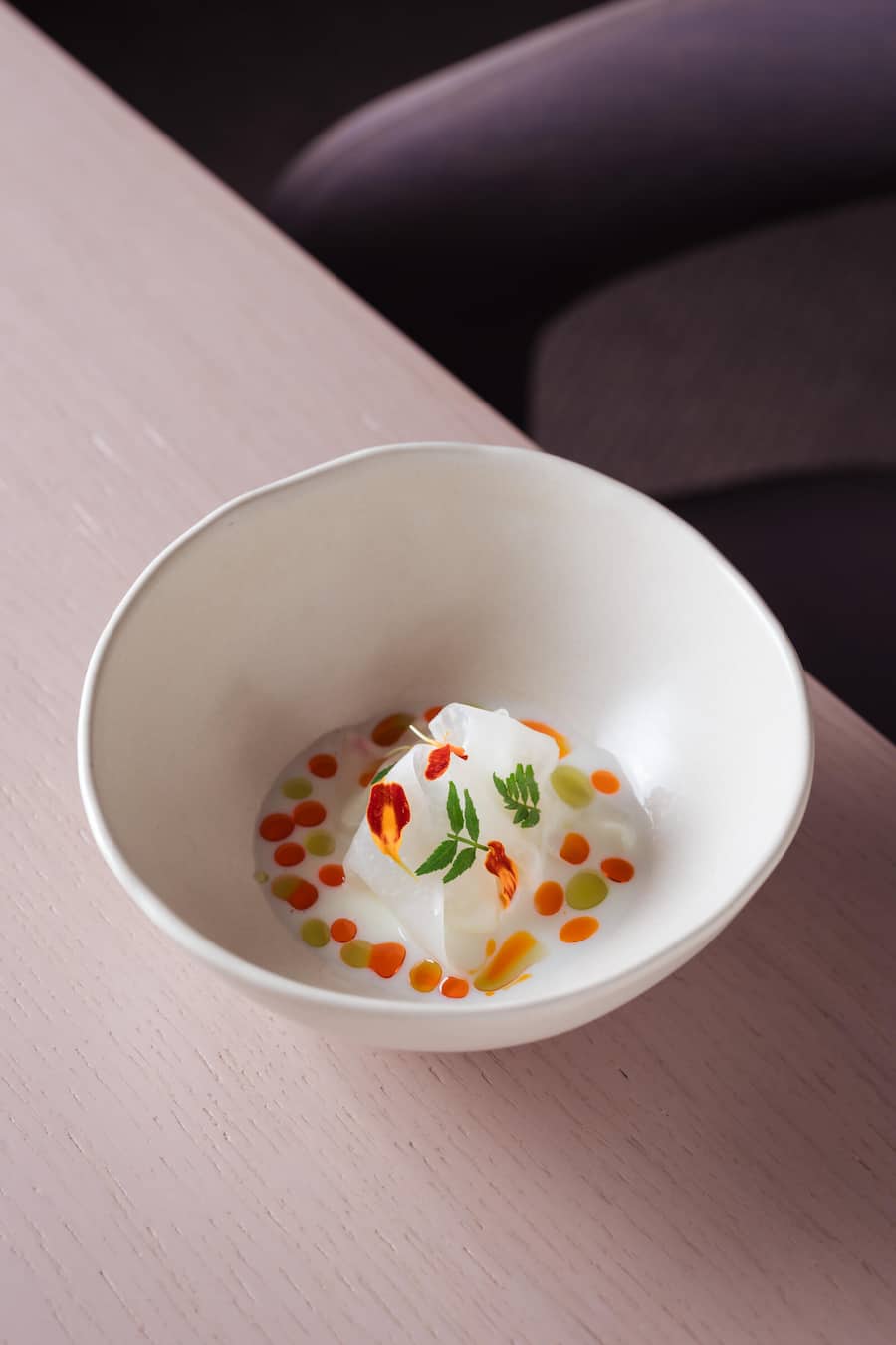 Fermentierter Kohlrabi mit Salzkaramell-Chipotle und Buttermilch-Vinaigrette - AN Zürich - Oscar de Matos - Februar 2024 - Copyright Olivia Pulver