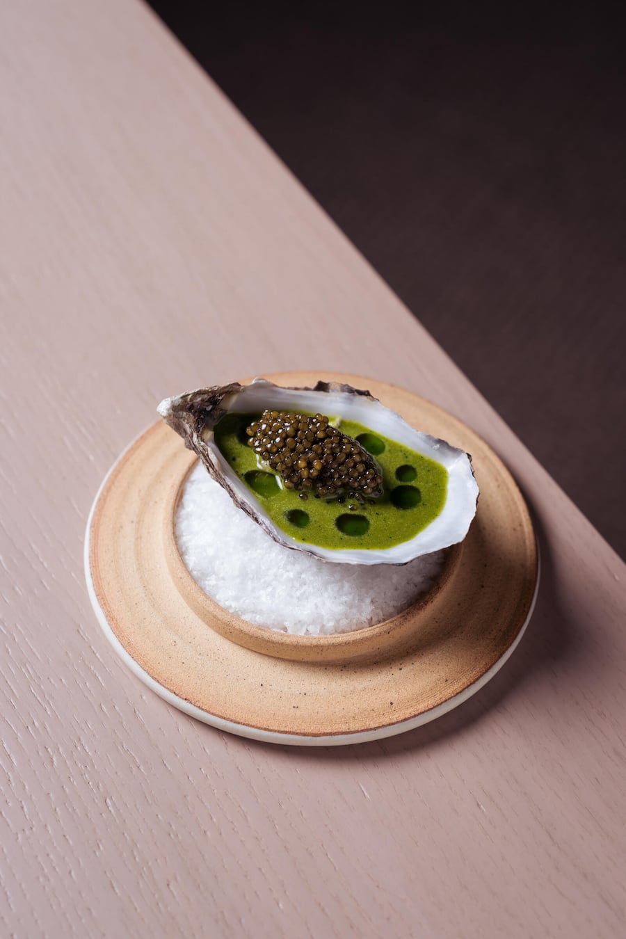 Gillardeau-Auster No. 2 mit Szechuan-Schalotten-Kompott und Plankton-Beurre-blanc - AN Zürich - Oscar de Matos - Februar 2024 - Copyright Olivia Pulver