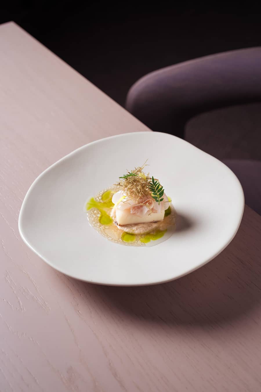 Black Cod mit Haselnuss-Creme, Joselito-Bauchspeck und Galangal-Dashi - AN Zürich - Oscar de Matos - Februar 2024 - Copyright Olivia Pulver
