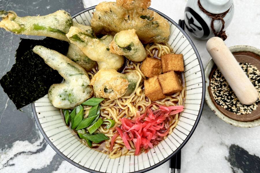 Ãber Mittag einmal kurz nach Japan? Mit dem neuen Lunch- Konzept «Dashirei» nimmt uns Chef Domenico Zizzi mit auf eine kulinarische Reise. Die japanische Brühe «Dashi», welche aus getrocknetem Seetang hergestellt wird, steht für die Essenz der Köstlichkeit und dient als Basis für Suppen. Im La Muña wird eine vegane Variante sowie eine Fleisch- oder Fisch-Option geboten.