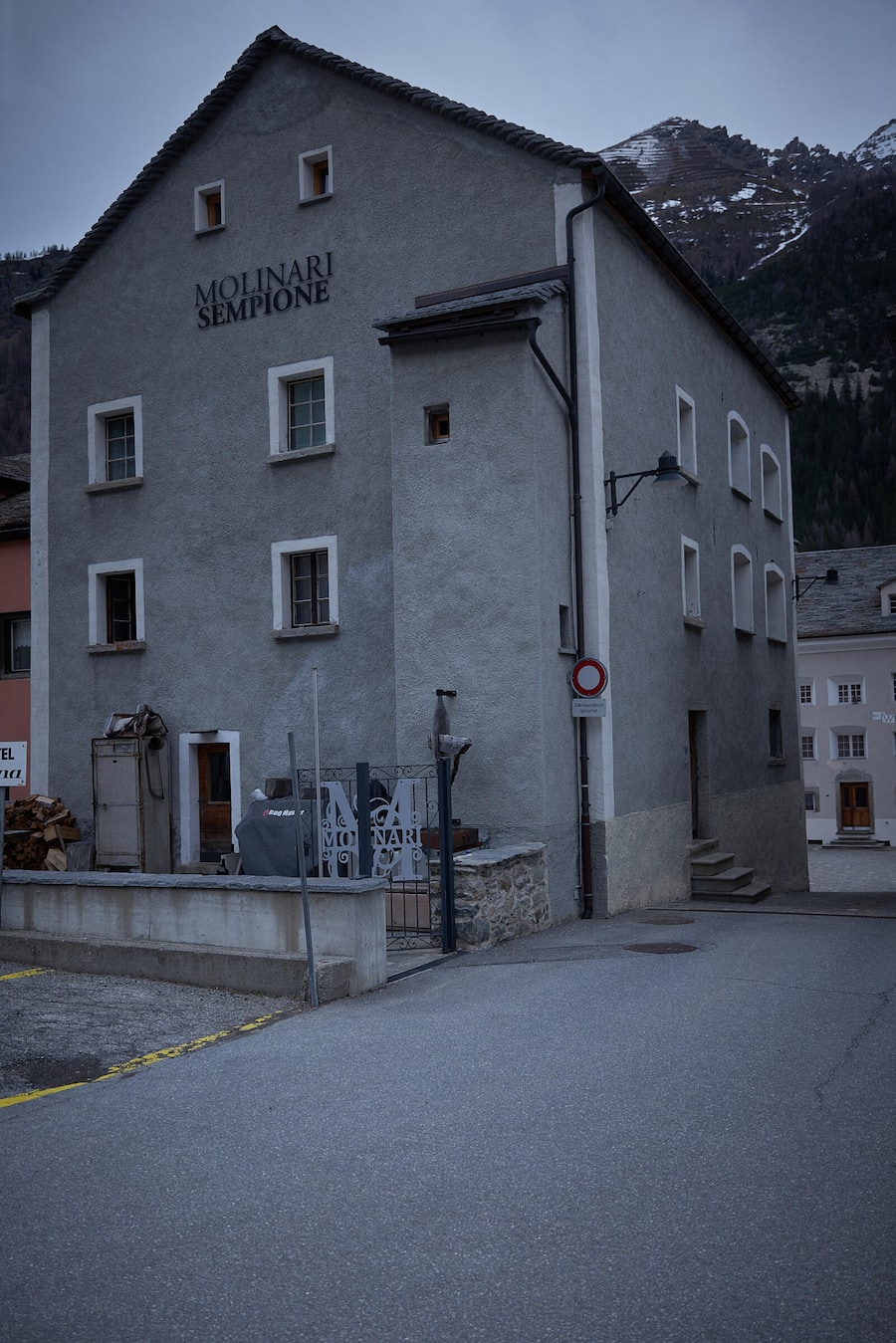 Simplon Dorf, le 1er février 2024,Fabian Molinari, de MOLINARI SEMPIONE , Nous propose des cours de salaisons pour petits et grands, parfois suivi dâun de ces magnifique risotto, safran, curry, dâune viande grillée au feu de bois et son beurre café de paris maison , et toujours une viande séchée en amuse bouche avec de lâhuile dâolive bio de Sicile , et ses coupelle en fromage remplis de raviolis a la viande bien sûr, © Sedrik Nemeth