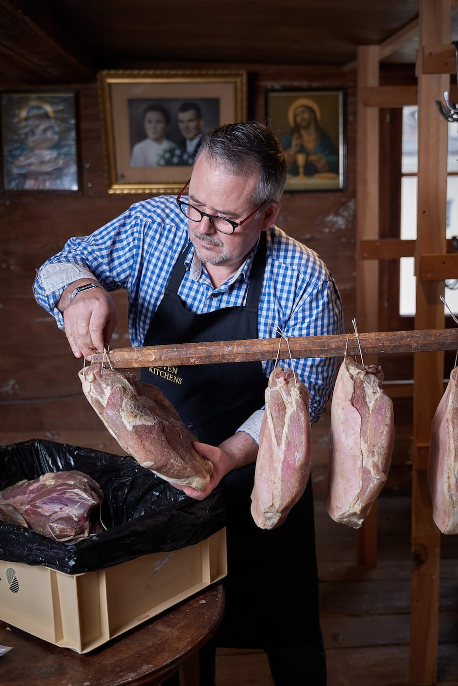 Simplon Dorf, le 1er février 2024,Fabian Molinari, de MOLINARI SEMPIONE , Nous propose des cours de salaisons pour petits et grands, parfois suivi dâun de ces magnifique risotto, safran, curry, dâune viande grillée au feu de bois et son beurre café de paris maison , et toujours une viande séchée en amuse bouche avec de lâhuile dâolive bio de Sicile , et ses coupelle en fromage remplis de raviolis a la viande bien sûr, © Sedrik Nemeth