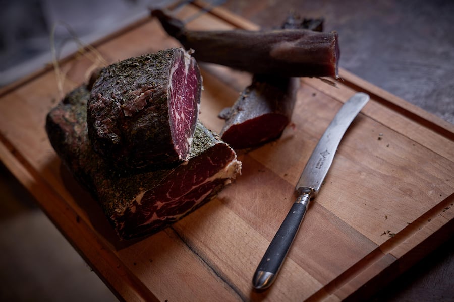 Simplon Dorf, le 1er février 2024,Fabian Molinari, de MOLINARI SEMPIONE , Nous propose des cours de salaisons pour petits et grands, parfois suivi dâun de ces magnifique risotto, safran, curry, dâune viande grillée au feu de bois et son beurre café de paris maison , et toujours une viande séchée en amuse bouche avec de lâhuile dâolive bio de Sicile , et ses coupelle en fromage remplis de raviolis a la viande bien sûr, © Sedrik Nemeth