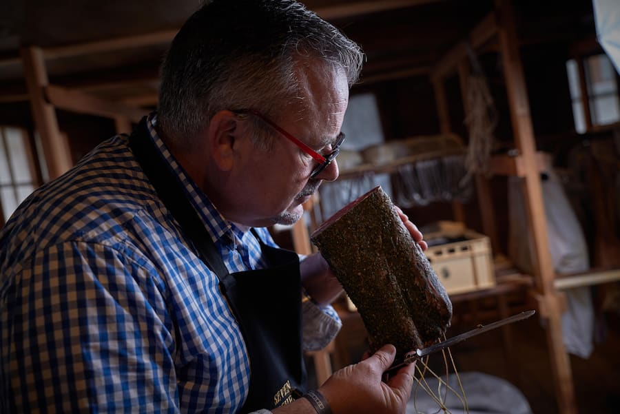 Simplon Dorf, le 1er février 2024,Fabian Molinari, de MOLINARI SEMPIONE , Nous propose des cours de salaisons pour petits et grands, parfois suivi dâun de ces magnifique risotto, safran, curry, dâune viande grillée au feu de bois et son beurre café de paris maison , et toujours une viande séchée en amuse bouche avec de lâhuile dâolive bio de Sicile , et ses coupelle en fromage remplis de raviolis a la viande bien sûr, © Sedrik Nemeth