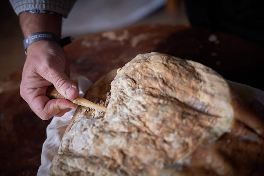 Simplon Dorf, le 1er février 2024,Fabian Molinari, de MOLINARI SEMPIONE , Nous propose des cours de salaisons pour petits et grands, parfois suivi dâun de ces magnifique risotto, safran, curry, dâune viande grillée au feu de bois et son beurre café de paris maison , et toujours une viande séchée en amuse bouche avec de lâhuile dâolive bio de Sicile , et ses coupelle en fromage remplis de raviolis a la viande bien sûr, © Sedrik Nemeth