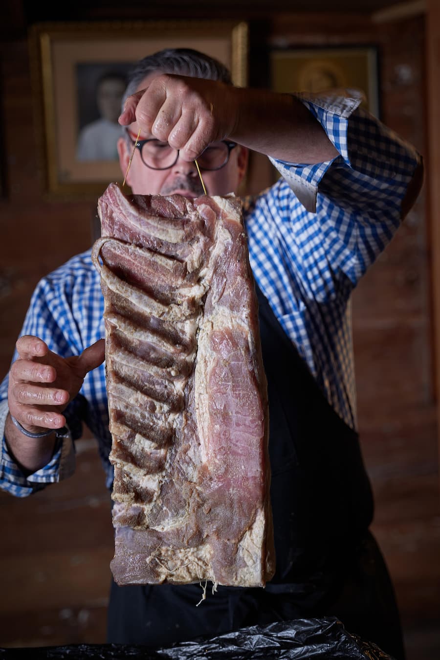 Simplon Dorf, le 1er février 2024,Fabian Molinari, de MOLINARI SEMPIONE , Nous propose des cours de salaisons pour petits et grands, parfois suivi dâun de ces magnifique risotto, safran, curry, dâune viande grillée au feu de bois et son beurre café de paris maison , et toujours une viande séchée en amuse bouche avec de lâhuile dâolive bio de Sicile , et ses coupelle en fromage remplis de raviolis a la viande bien sûr, © Sedrik Nemeth