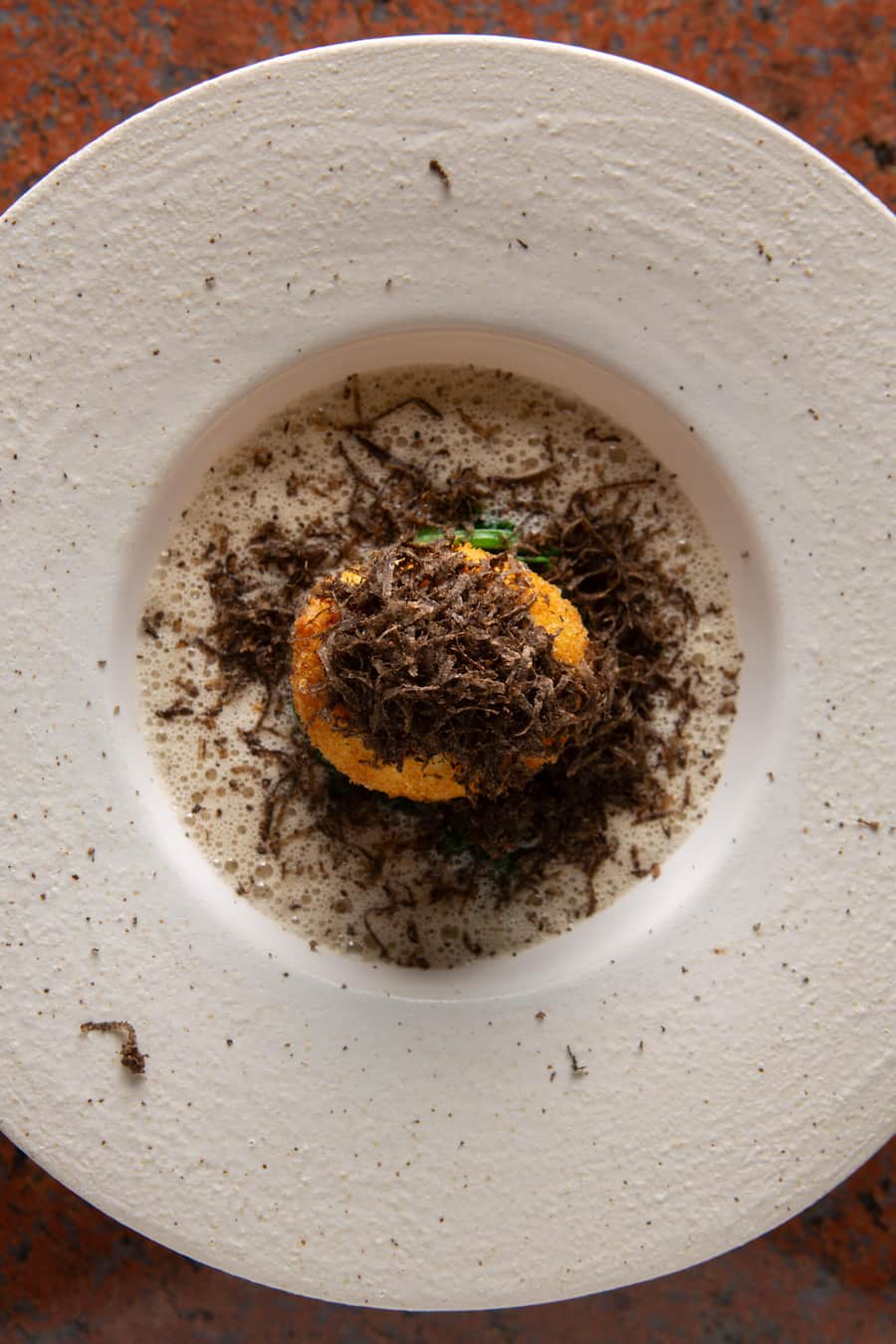 Gebackenes Landei mit Kartoffelpuree, Spinat, Parmesanschaum und Trüffel