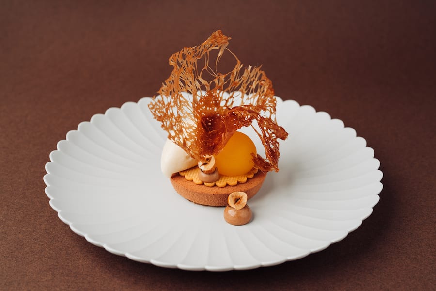 hasselnut mousse - Brasserie Savoy - Andy Vorbusch, Patissier - Mandarin Oriental Hotel Zuerich - Dezember 2023 - Copyright Olivia Pulver