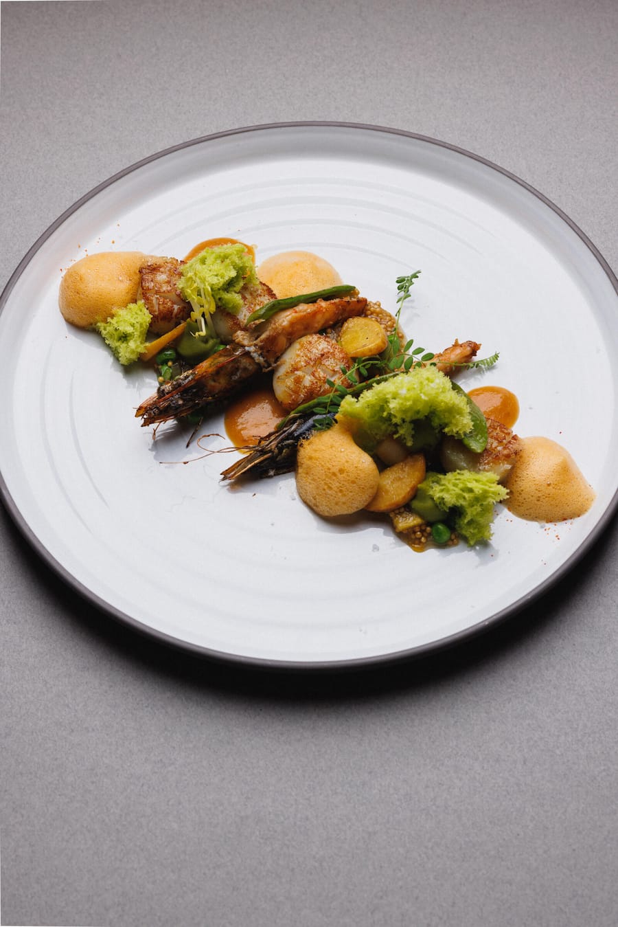 Hotel Weissenstein, Kevin Kirchmaier, DUETT VON DER JAKOBSMUSCHEL UND SWISS SHRIMP, Erbse, Pfirsich, Verjus