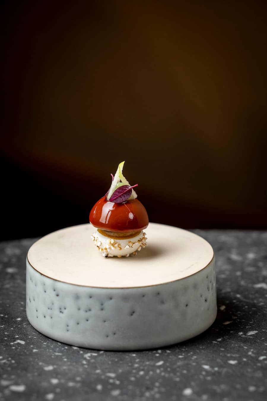 Hotel Fiescherblick. Salzige Merengue puffed amarandt und appenzeller Entenleberparfait mit Grünem Apfel. Aufgenommen im Januar 2024 ©David Birri