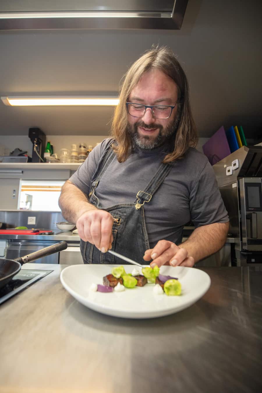Küchenchef Ivanassèn Berov mit Tofu, Rosenkohl und Joghurt