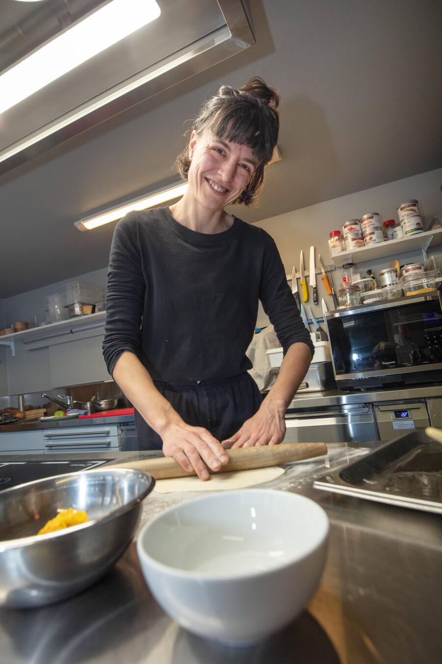 Küchenchef Laura Röösli bei der zubereitung von einem Dumpling mit einer Füllung aus geräuchtem Kürbis.