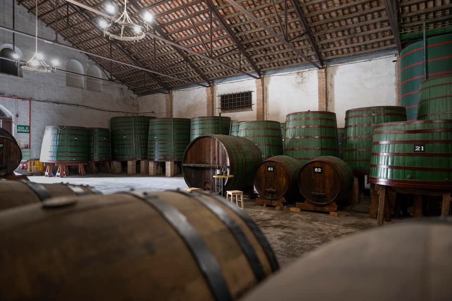 Der historische Keller von Torres beim Bahnhof in Vilafranca del Penedès