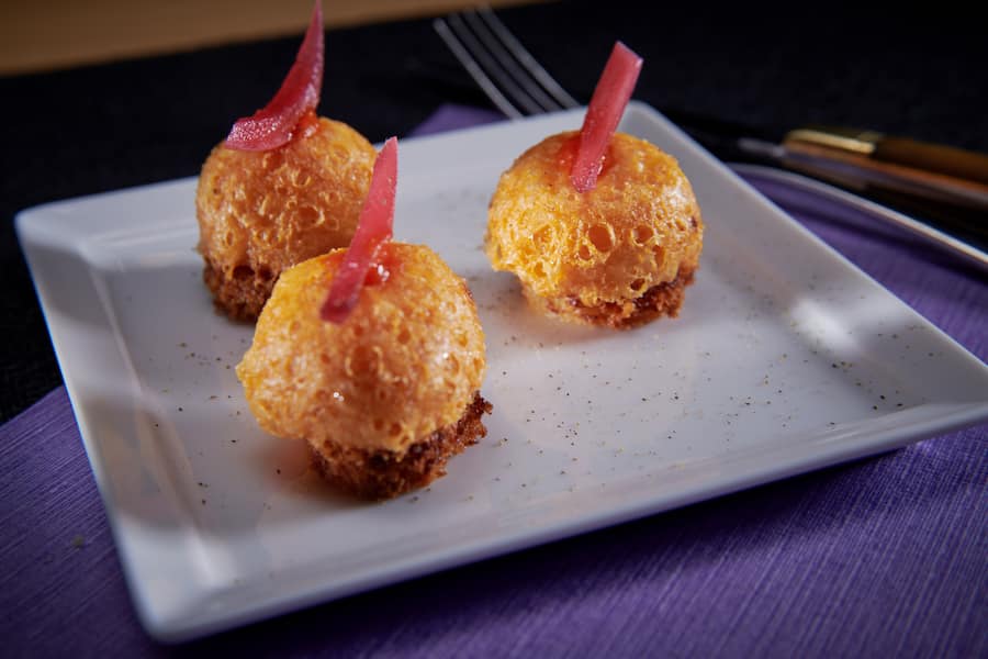 Crans Montana, le 9 décembre 2022 Chez les Ravet, petite restauration et oenothèque , Nicolas Quinche, Léo Quinche, Nathalie Ravet, Bernard et Ruth Ravet, nous présentent : petits Malakoff © Sedrik Nemeth