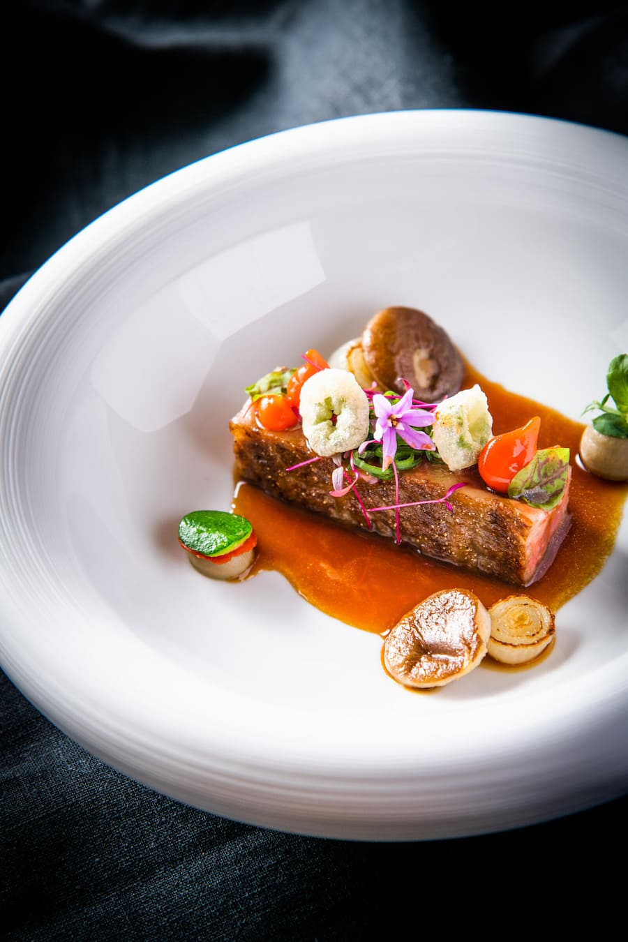 Peter Knogl 2021: Roastbeef vom Japanischen Wagyu-Rind, Paprika, Aubergine Peter Knogl, Cheval Blanc, Hotel Les Trois Rois, les trois rois, Basel © Thomas Buchwalder