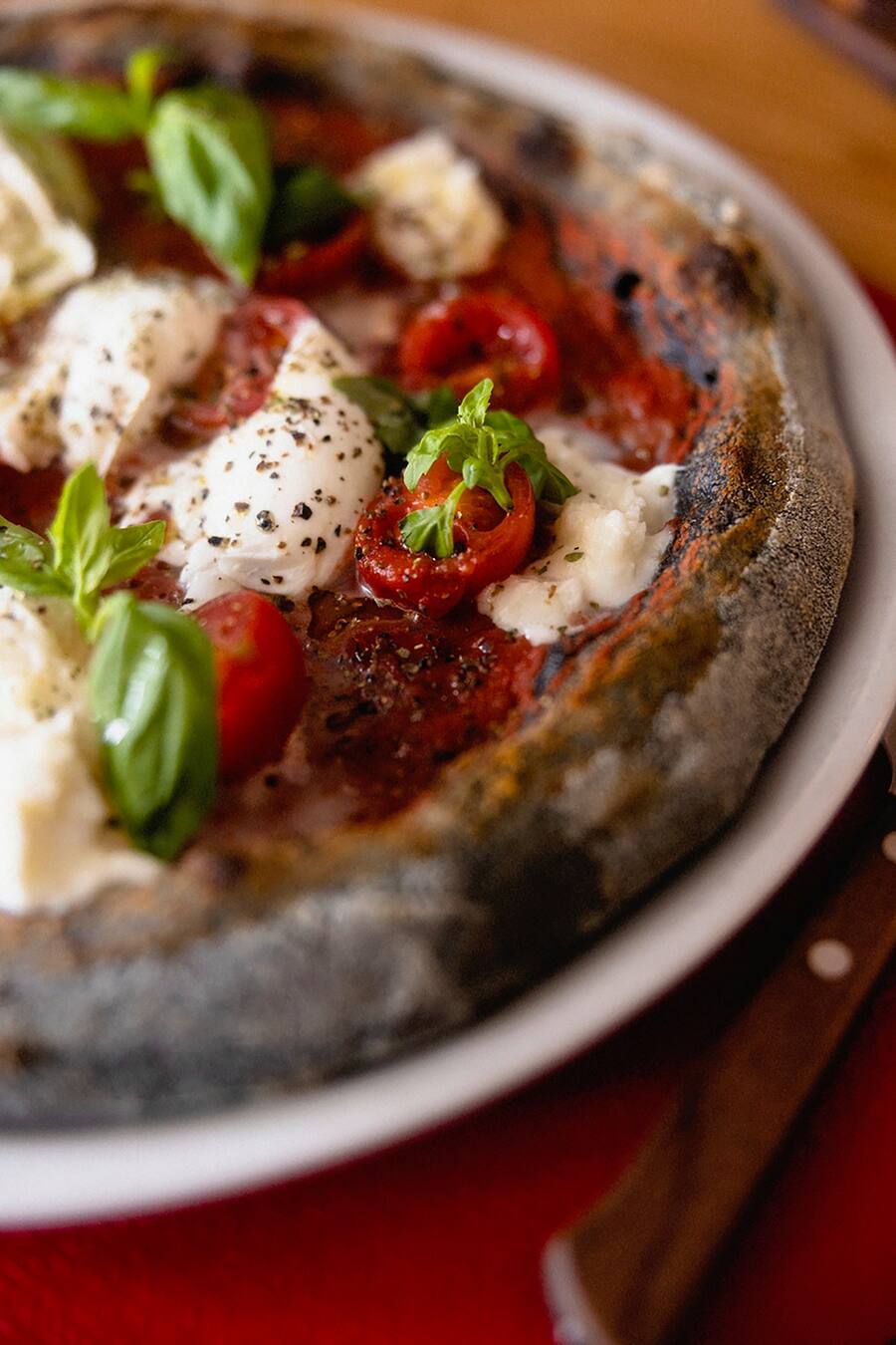 Mercedes-Benz Switzerland, Osteria Ticino by Ketty & Tommy, Tommy Campanella, Pizza Bufalina mit schwarzem Teig