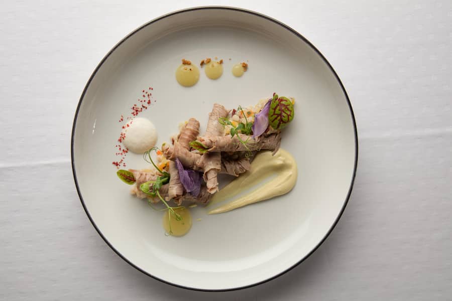 Tafelspitz: Duenne Tranchen vom Siedfleisch lauwarmer Gerstensalat mit Bündnerfleisch Apfel, Senfcreme und Meerrettichdip Baeren Bären Utzenstorf, 6.2.2018 © Marcus Gyger