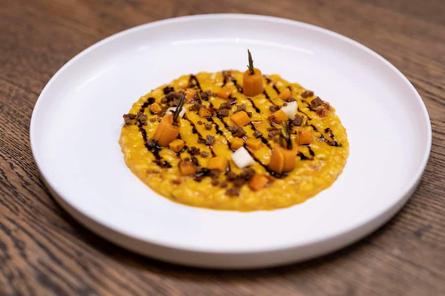 31.10.2022; Zürich: GMC - Ristorante Ornellaia; Kürbisrisotto mit Taleggio und getrockneten Tomatenâ. © Valeriano Di Domenico Risotto à la courge et au Taleggio Antonio Colaianni GaultMillau