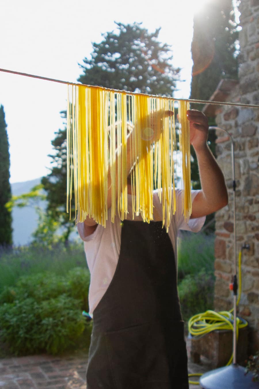 Fabian Lange hängt die Pasta zum Trocknen auf.