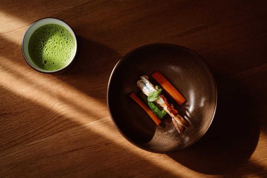 Spinatsuppe mit Ãmme-Shrimps und Spinat-Flan - Patrick Germann (Bären in Schwarzenburg) bezieht seine Forellen von der naturnahen Bio-Zucht Naturkreislauf - Schwarzenburg - 05/2023 - Copyright Olivia Pulver