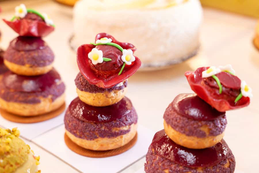 Trois pâtisseries violettes 8 mars GaultMillau Magazine Thibaut Honajzer Dominique Costa Jérémy Ramsauer