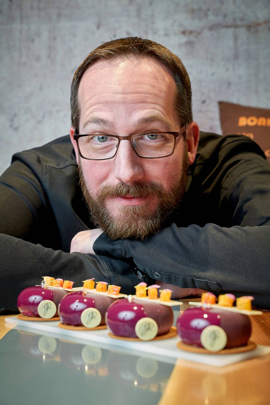 Trois pâtisseries violettes 8 mars GaultMillau Magazine Thibaut Honajzer Dominique Costa Jérémy Ramsauer