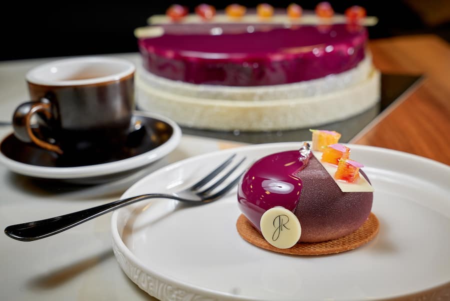 Trois pâtisseries violettes 8 mars GaultMillau Magazine Thibaut Honajzer Dominique Costa Jérémy Ramsauer