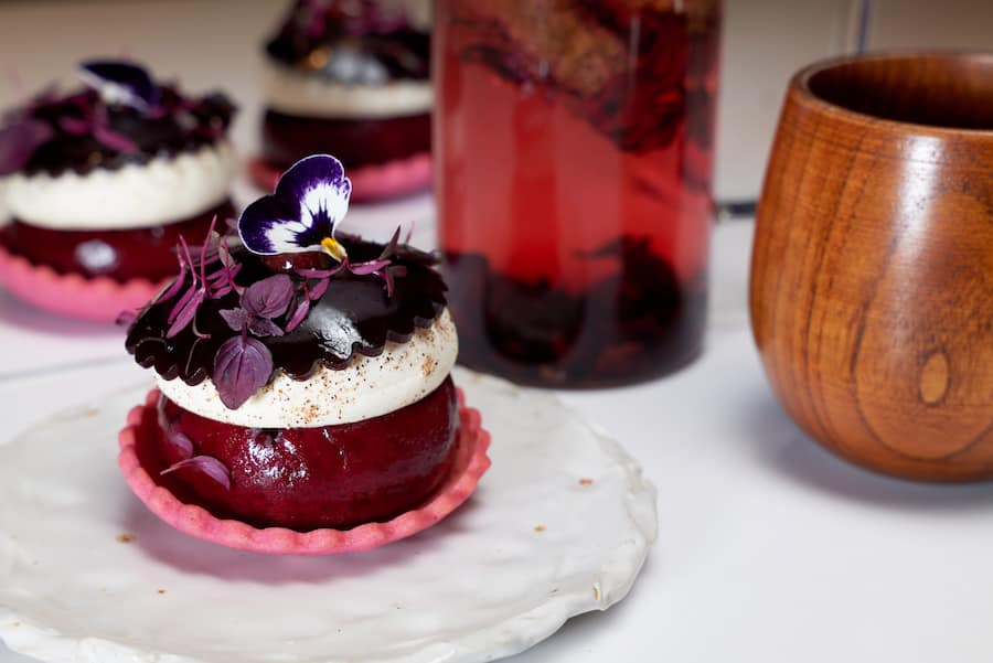 Trois pâtisseries violettes 8 mars GaultMillau Magazine Thibaut Honajzer Dominique Costa Jérémy Ramsauer