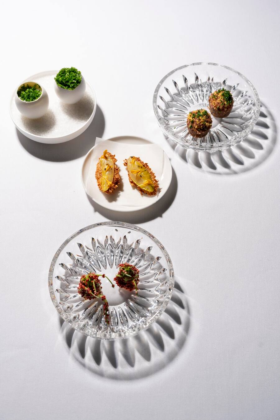 UBS Dinner, Daniel Zeindlhofer und Marco Campanella, im Igniv Zürich, kleine Häppchen: oben: IGNIV Ei, Buttermilch Sauerkraut, Chicorée fritti, Pfeffermayonnaise; Puntarelle- Spicy Mayon - Seasam, Malz-Rind Aal-Shitake,