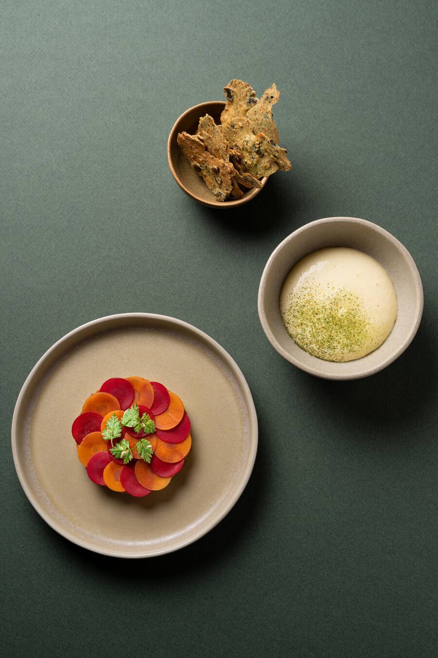 Rüeblitartar, Sonnenblumenkernenpaste, Sonnenblumenkürbisknäckebrot, Hollandaiseschaum - Verena Olten - Dave Wälti und Felix Anneler - Februar 2024 - Copyright Olivia Pulver