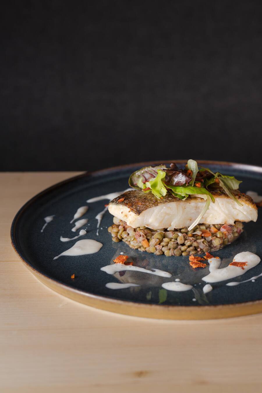 Winterkabeljau mit Linsen, Beurre Blanc und Shorizo-Chips - Brasserie Emma, Zermatt - Januar 2024 - Copyright Olivia Pulver