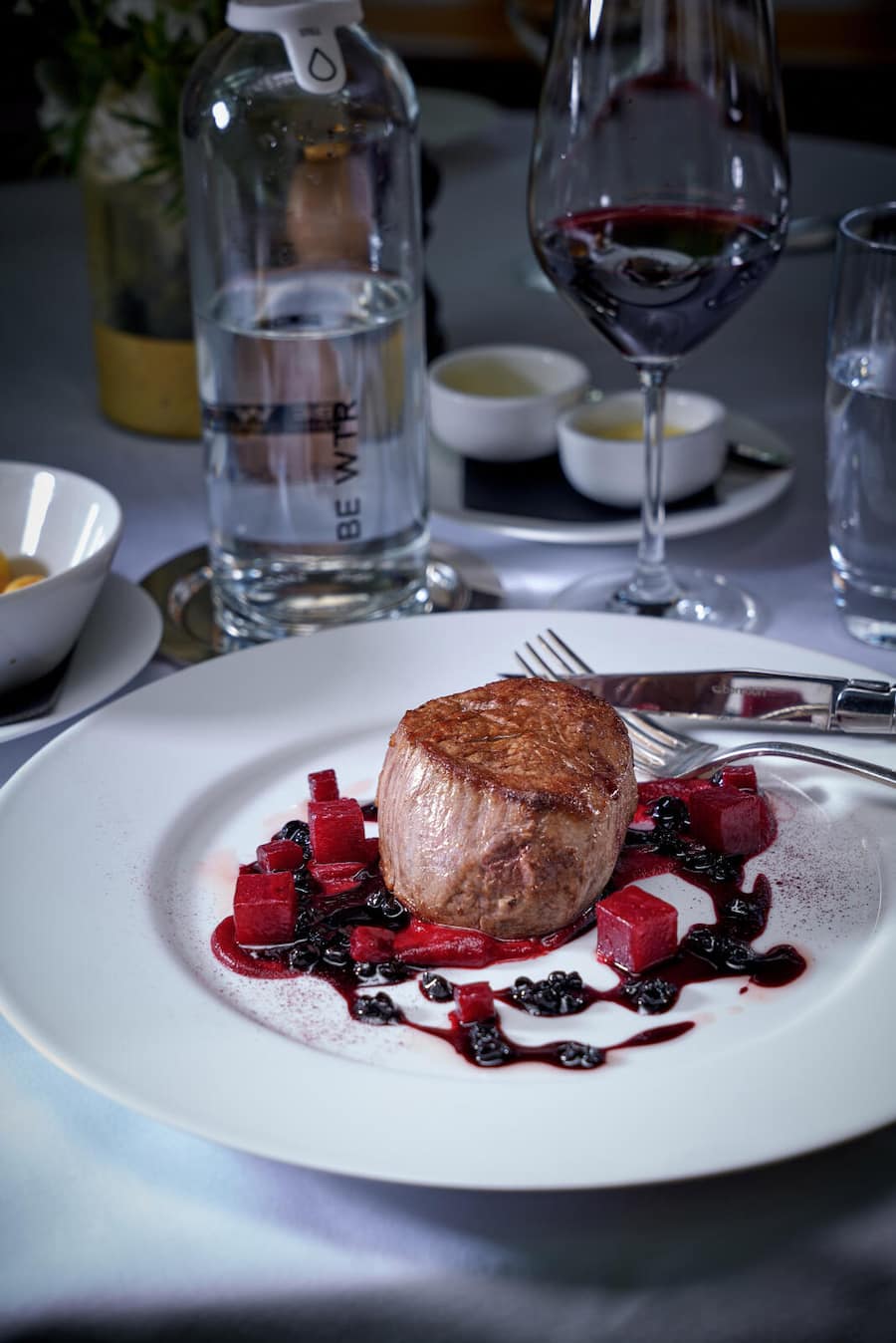 Zermatt, le 6 février 2024 ,Hôtel Zermatterhof BWTR sâinvite à la table de la brasserie du zermatterhof , Mirjam Schwartz la chef de la brasserie en équipe avec Hans Rufibach nous prépare une tête de veau à la crème de safran et un filet de boeuf à la liqueur de sureau et sa betterave rouge confite © Sedrik Nemeth