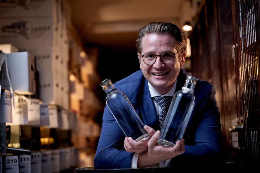 Zermatt, le 6 février 2024 ,Hôtel Zermatterhof Peter Zimmermann, le sommelier de lâhôtel à toujours de lâeau BWTR dans sa Cave © Sedrik Nemeth