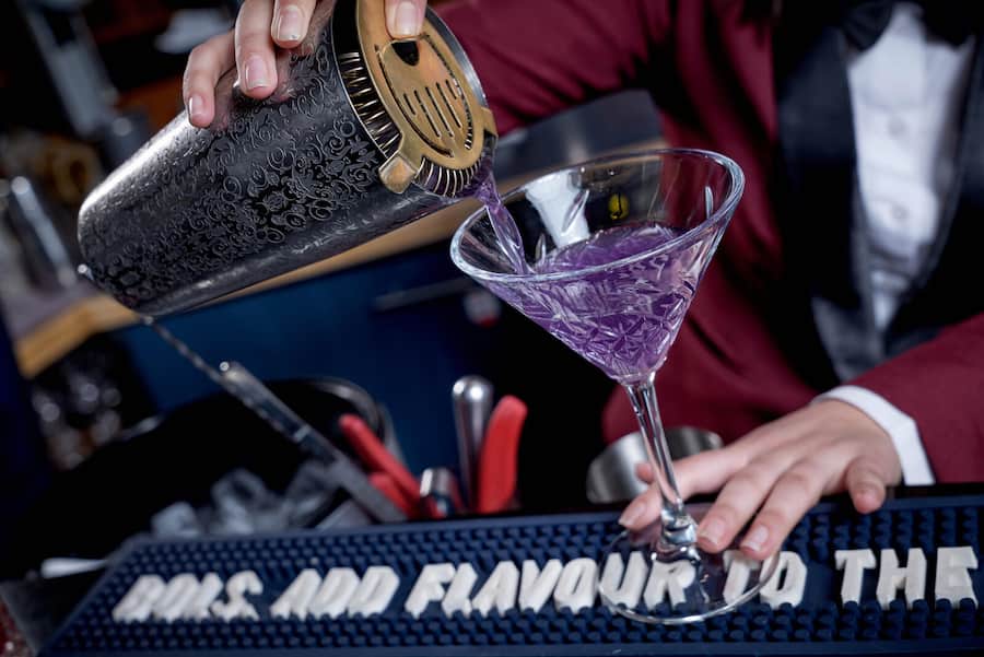 Zermatt, le 6 février 2024 ,Hôtel Zermatterhof Peter Zimmermann, le sommelier de lâhôtel nous concocte des cocktail a la bas de Swiss Mountain Spring , ici en compagnie de Marlène Almeida qui le seconde dans les cocktails © Sedrik Nemeth