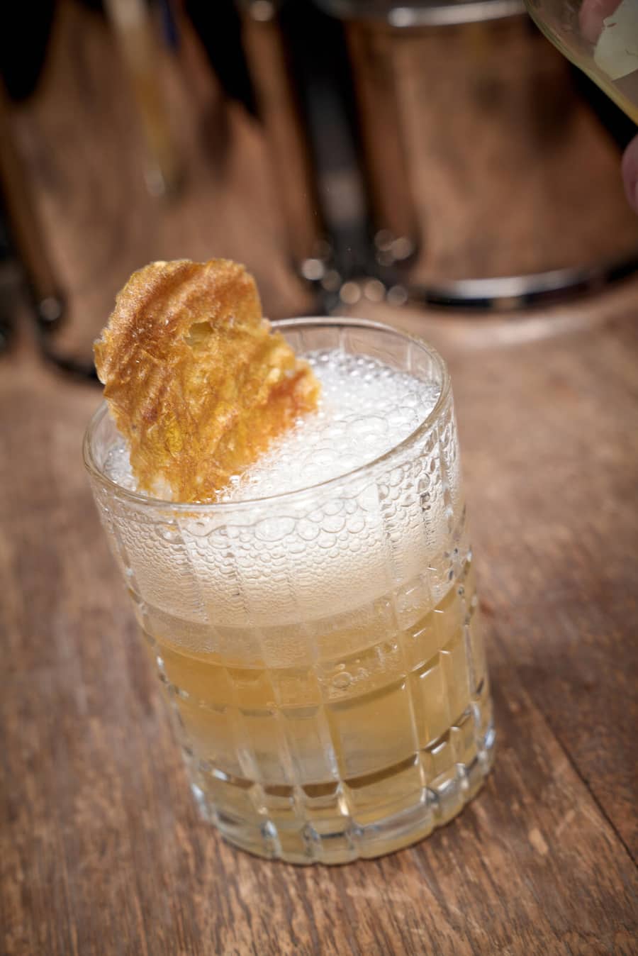 Zermatt, le 6 février 2024 ,Hôtel Zermatterhof Peter Zimmermann, le sommelier de lâhôtel nous concocte des cocktail a la bas de Swiss Mountain Spring, ici le non alcool Alpine Bitter et sa tuile dâabricot séchée © Sedrik Nemeth