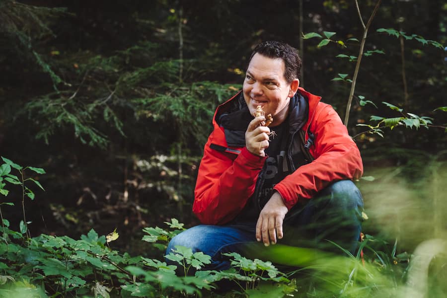Teufelskralle - 15-Punkte-Chef David Krüger (Opera Zürich) geht täglich in den Wald und pflückt Essbares für seine Küche. Diesmal buddelt er mit seinem Souschef Niclas Ohrmann Wurzeln in Rotkreuz aus.