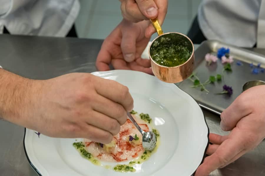 Baur au Lac Maximilian Müller (mit Jendrik Wollesen)beim Gerichte-Entwickeln über die Schulter geschaut Fotografiert am 12.03.2024