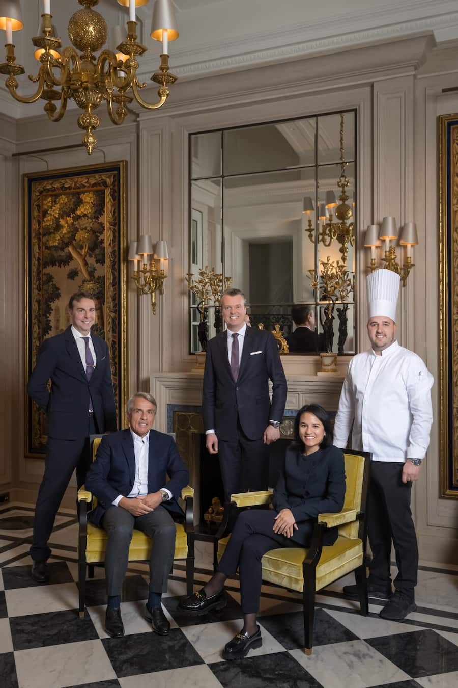 Baur au Lac Gruppenfoto: Sitzend, Marguita Kracht (Leitung) und Andrea Kracht (Besitzer) Stehend von links, Aurélien Blanc, Christian von Rechenberg und Maximilian Müller Fotografiert am 12.03.2024