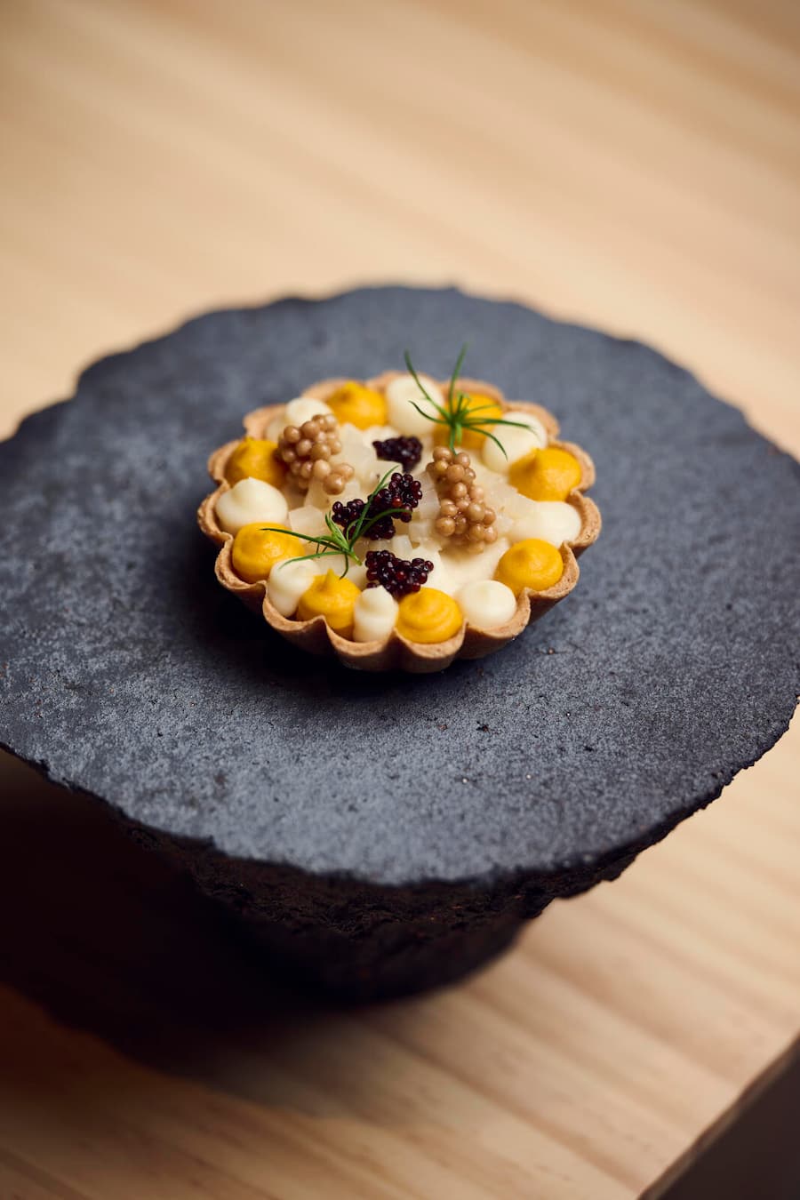Buchweizen Tartlet mit Sellerie Topinambur creme , Fermentierte Kürbis creme, als Crunch geräucherte Kastanien, zweierlei Senfkörner, eingelegte Topinambur, Bergamot Gele, Fichten Sprosse