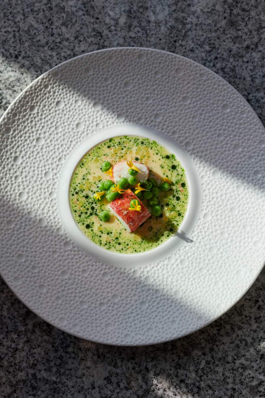 Gericht: Königskrabbe Fingerlimes Dashi Erbsen. Chedi, Andermatt, Japanese Restaurant